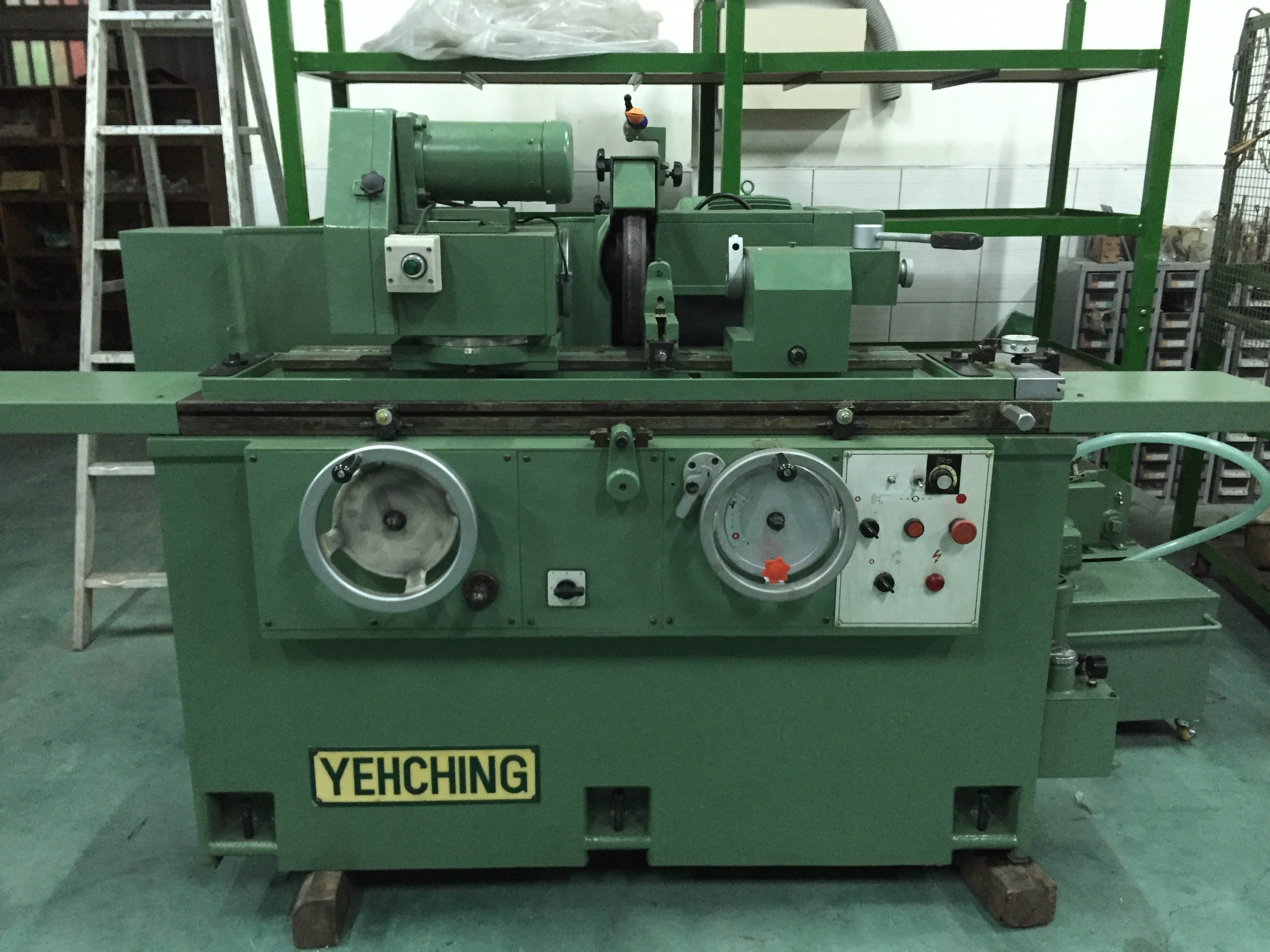 Circular shaft precision grinding machine