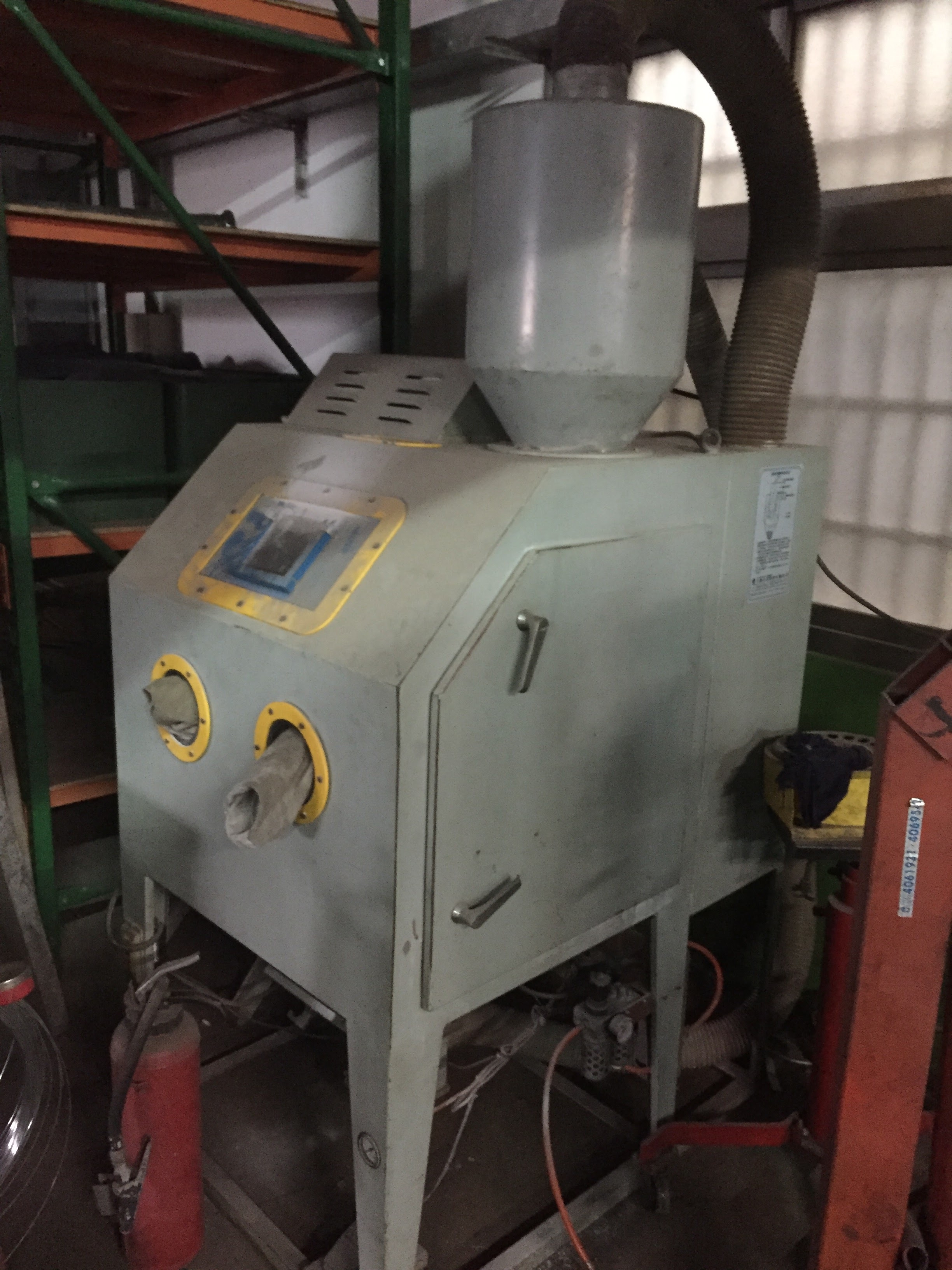 Sand blasting machine